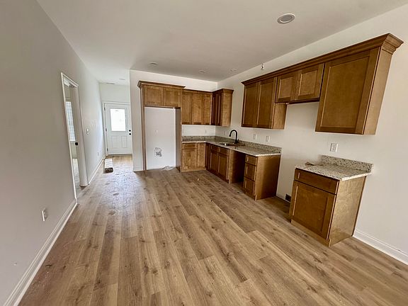 4th image of 836 Ridgewood Dr #5