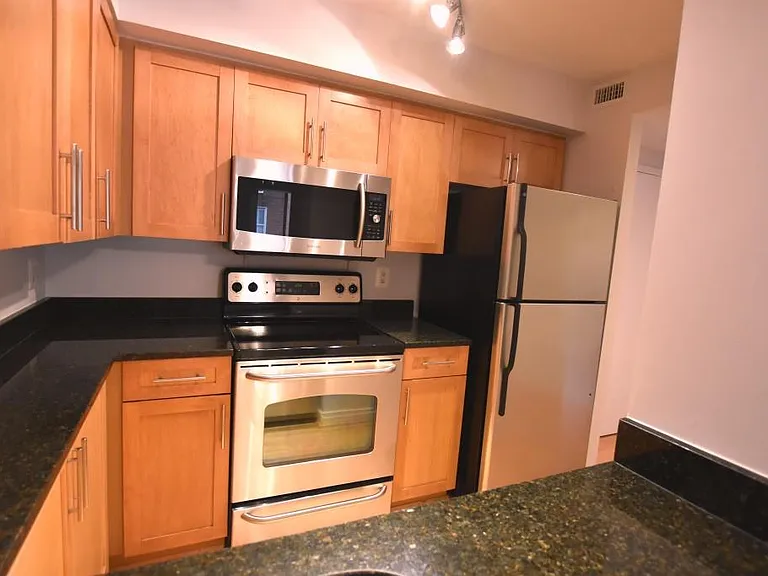 7500 Woodmont Ave #1102 — Photo 7