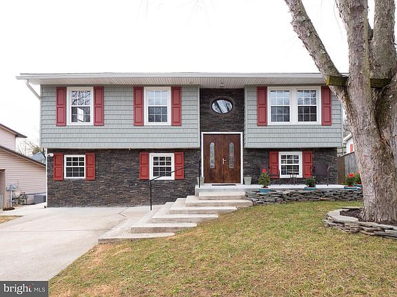 2nd image of 1041 Christmas Ln