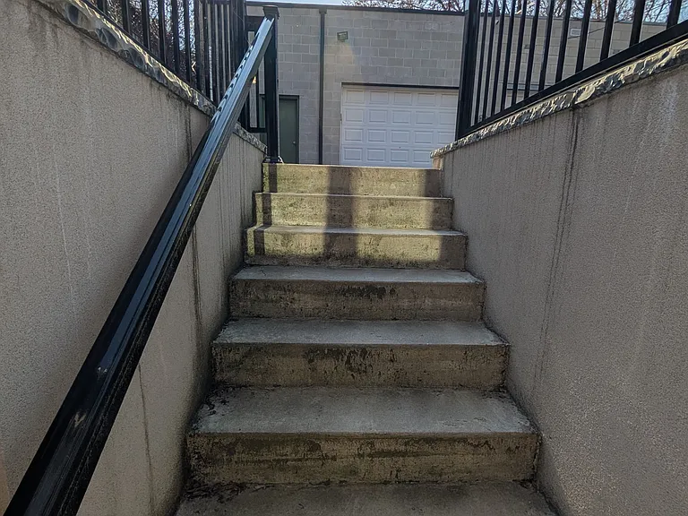 1036 Dovercourt Rd #LOWER — Photo 20