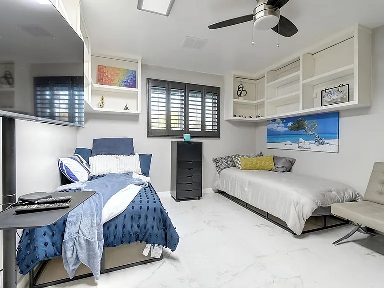 121 W Balboa Dr — Photo 22