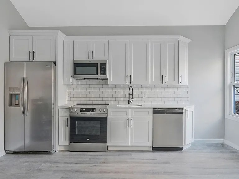 224 Amber St — Photo 3