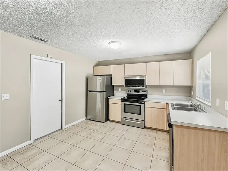 1360 S Washington Ave — Photo 5