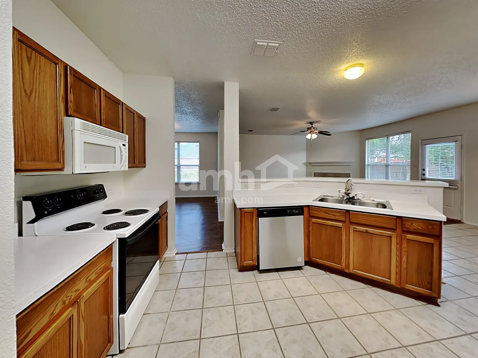 4 bed, 2.5 bath, 2697 sqft, $2,575 — Photo 4