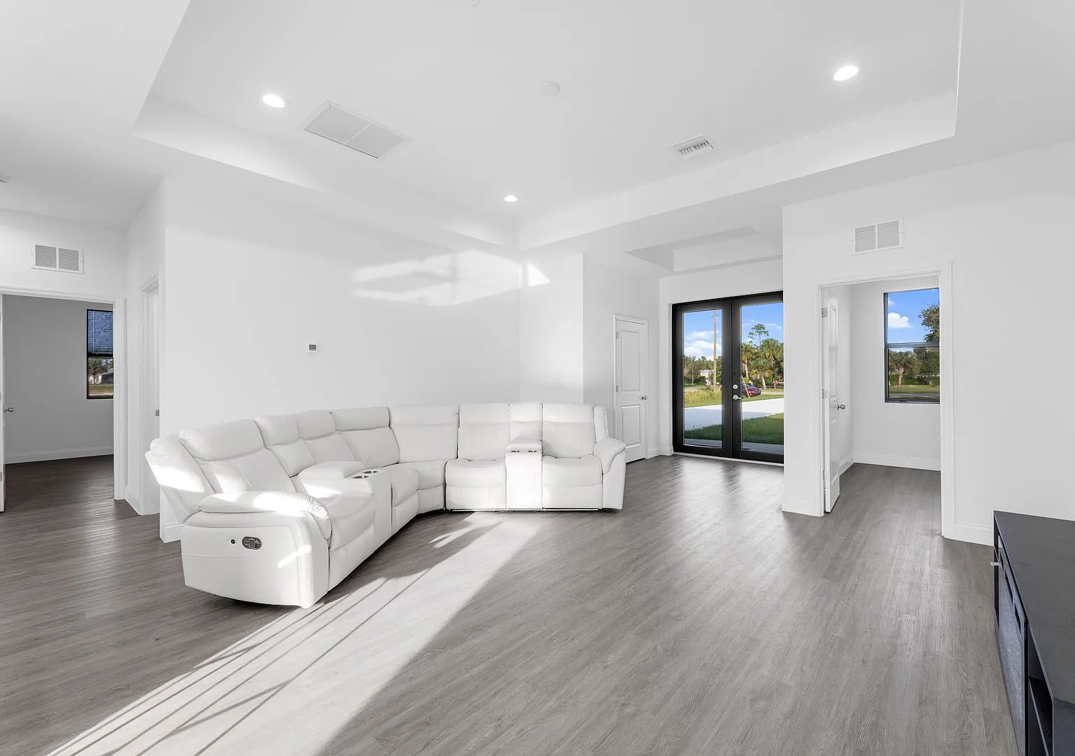 Available immediately spacious and Serene Single-Family Home for Annual Rental. — Photo 3