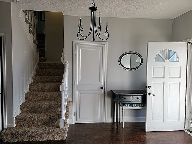 7509 S 93rd St — Photo 2