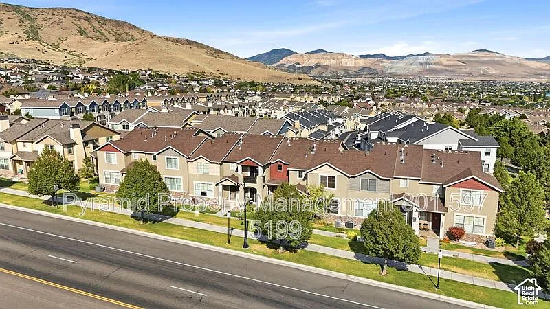 4 bed, 3.0 bath, 2292 sqft, $2,399 — Photo 4