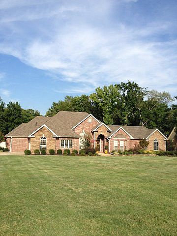EXTENSIVE LANDSCAPING FRONT & BACK YARD