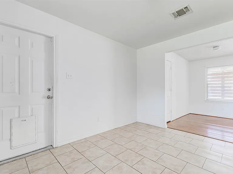 230 Bizerte St — Photo 14