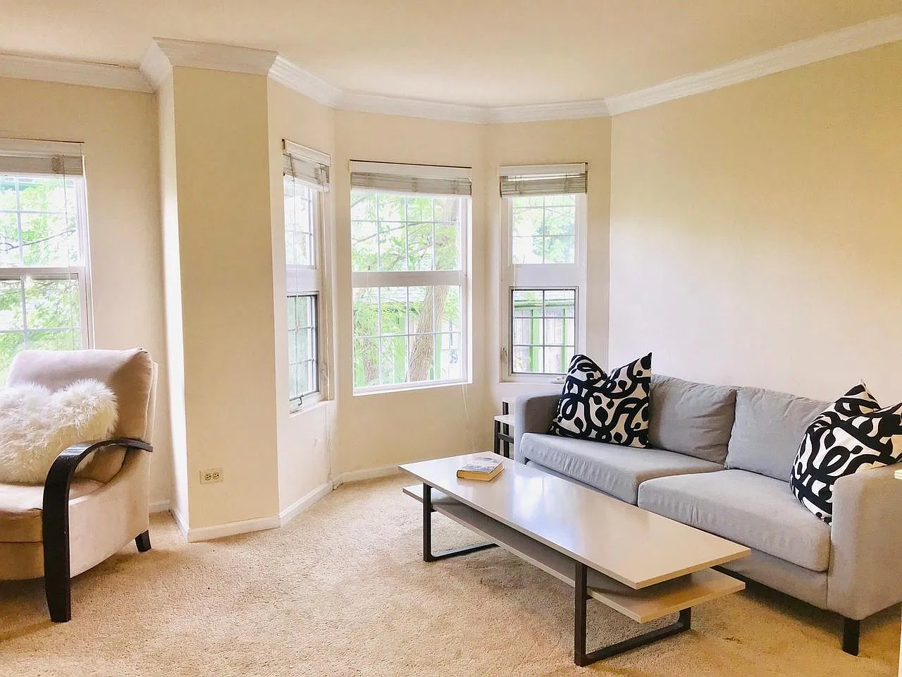 4 bed, 2.5 bath, 1950 sqft, $2,700 — Photo 2