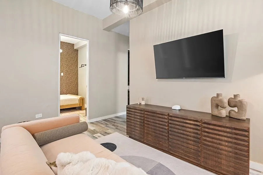 3 bed, 1.0 bath, 1000 sqft, $2,650 — Photo 3
