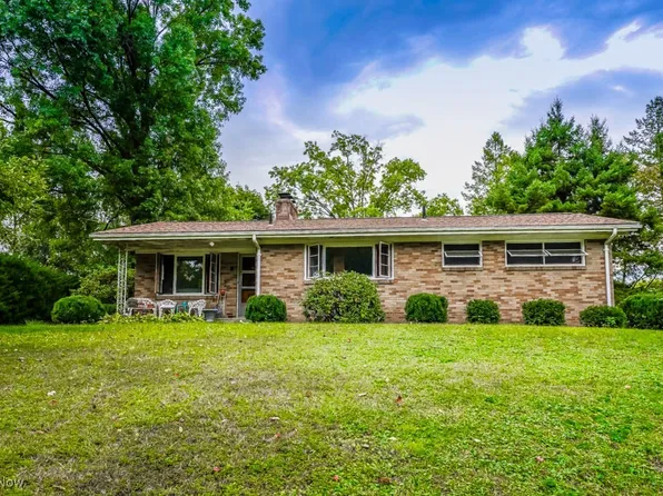 12488 Amber Cir NW, Uniontown, OH 44685