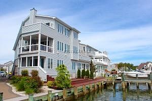 Dowling Water side