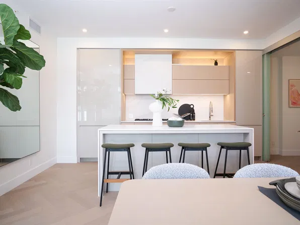 1342 Johnston Rd #208, White Rock, BC V4B 3Z7