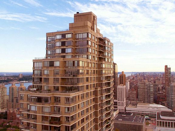 3rd image of 124 W 60th St APT 29L