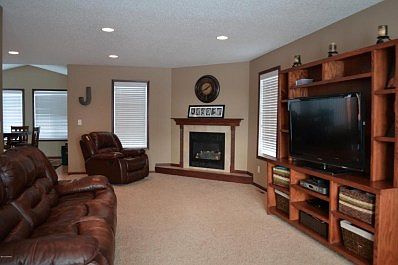 4th image of 674 Westminster Dr