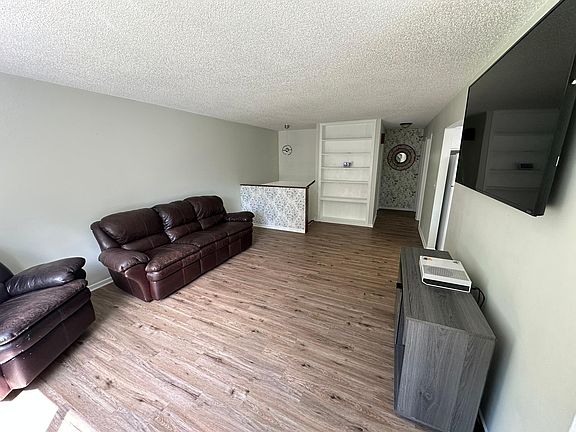 4th image of 700 17th St SE