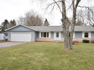 885 Meadowlark Ln, Cedarburg, WI 53012