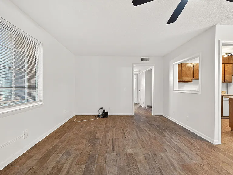 325 Cambout St — Photo 9