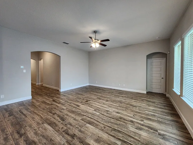 1331 Gruene Glen St — Photo 6