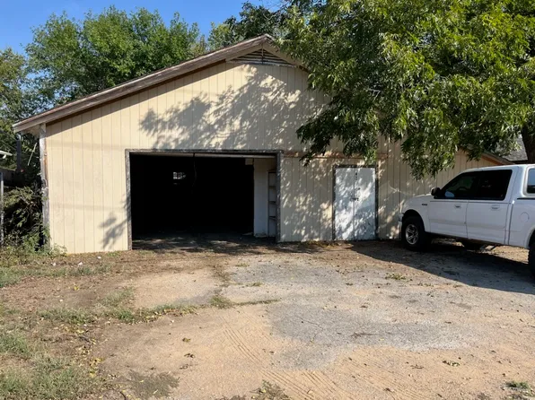 417 S Prairie St, Pilot Pt, TX 76258