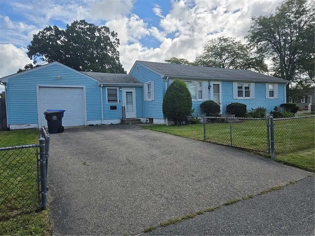 3 bed, 1.0 bath, 1410 sqft, $2,700 — Photo 3