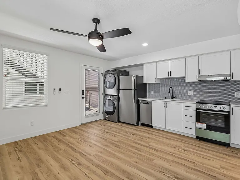 The Crest |NEWLY Renovated Studios, Lofts, 1, 2 & 3 Bedroom Homes Near the Beach — Photo 27