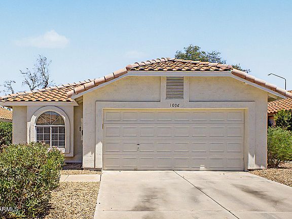 3rd image of 1006 W REDONDO Drive