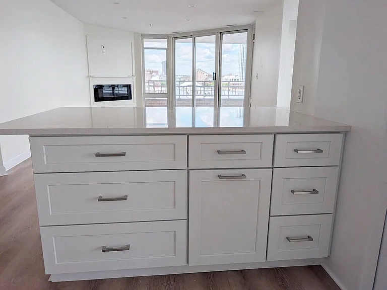 Kitchen Peninsula: Looking into Livingroom