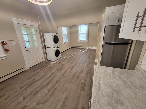 3rd image of 254 Woodbridge Ave Unit 1