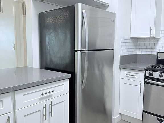4th image of 426 S Barrington Ave APT 8