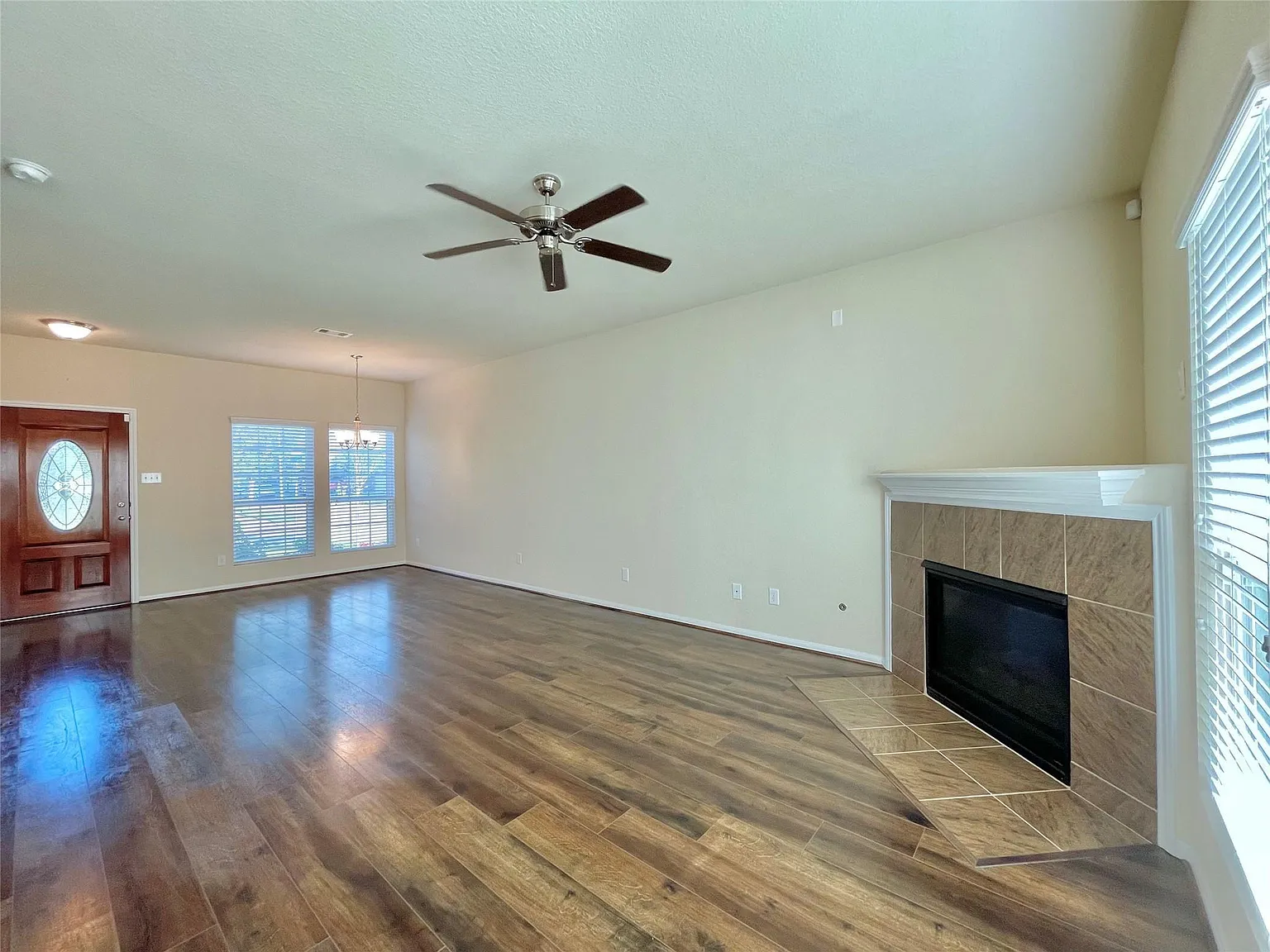 3 bed, 2.5 bath, 2011 sqft, $2,000 — Photo 4