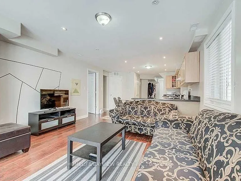 67 Woodbury Cres S — Photo 2