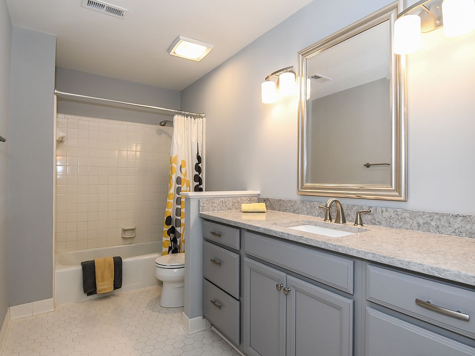 1st image of 25 Fountain Manor Dr Unit C