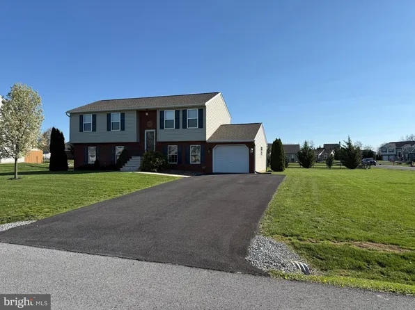 852 Bristol Dr, Greencastle, PA 17225