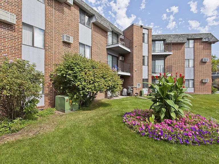 Lake Cove Village Apartments — Photo 35