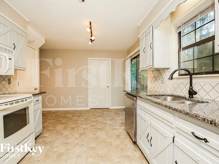 1011 Wildwood St — Photo 5
