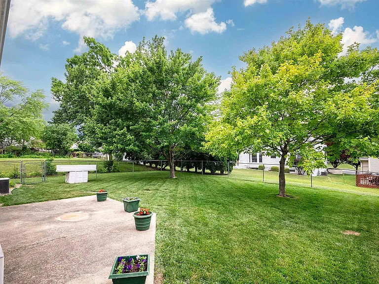 2405 W Carriage Ln — Photo 31