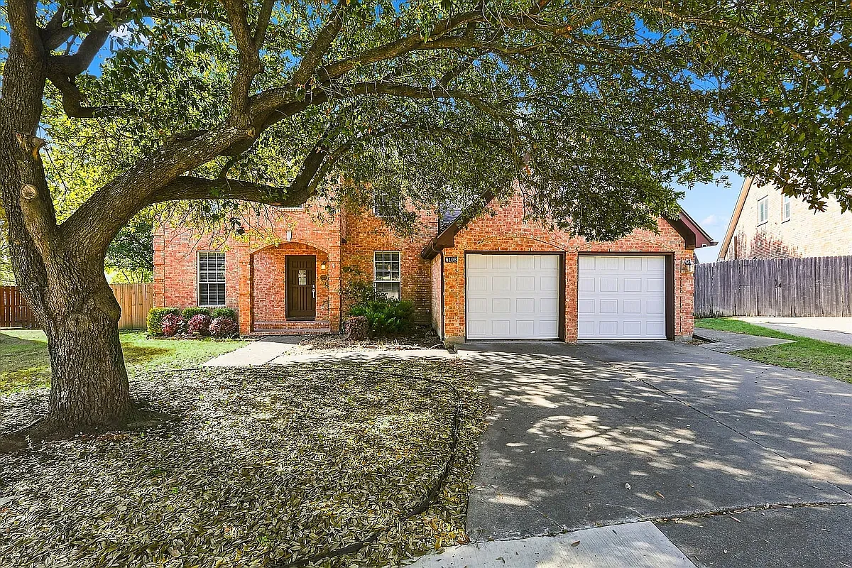 4 bed, 2.5 bath, 2694 sqft, $2,800 — Photo 2