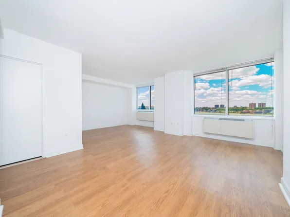 160 Riverside Boulevard image 1 of 12