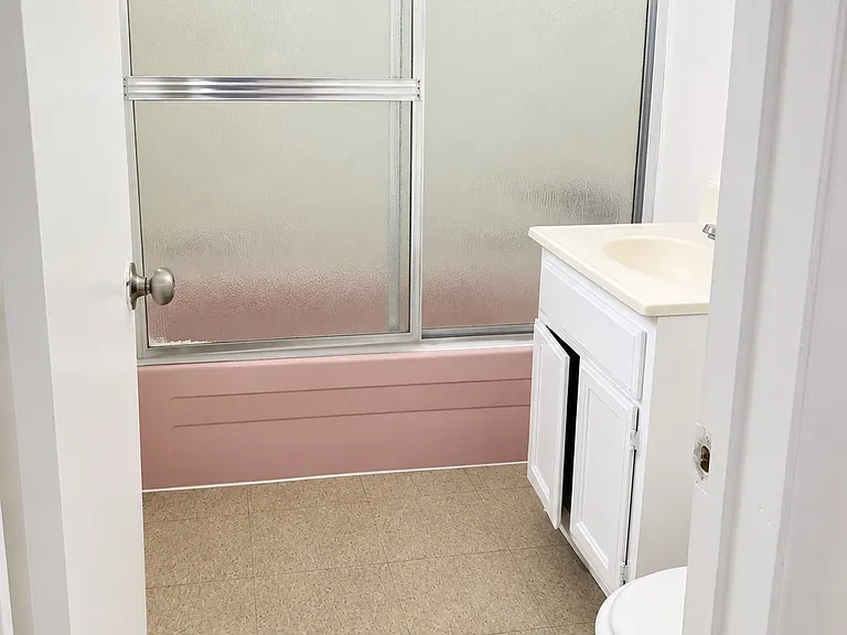 729 W 24th St #9 — Photo 5