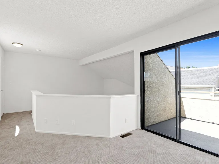 11325 Morrison St — Photo 49