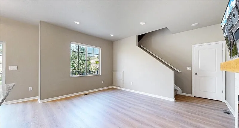 3 bed, 3.0 bath, 1560 sqft, $2,895 — Photo 2