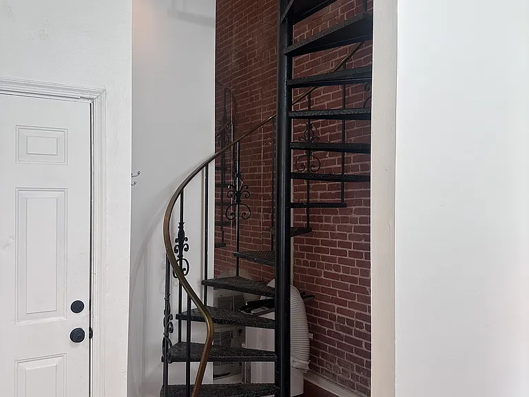 24 E Eager St #2R — Photo 6