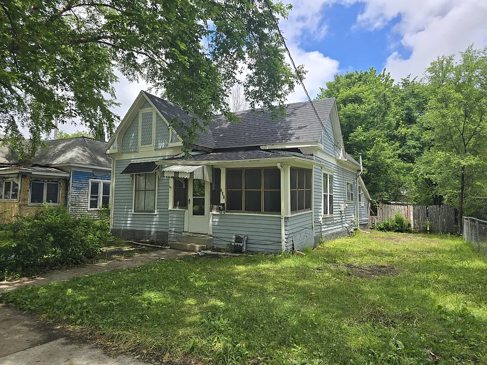 232 Center St