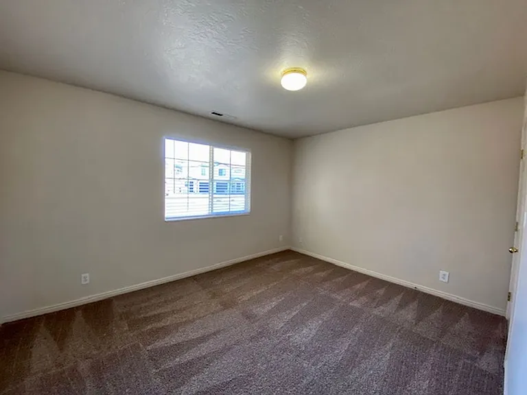 180 E 100 N — Photo 13