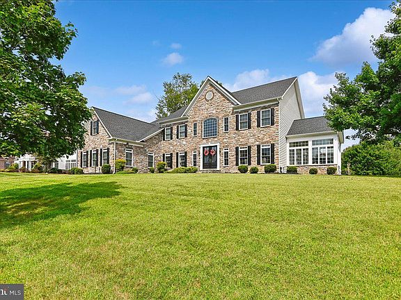 3rd image of 14604 Derrick Ct