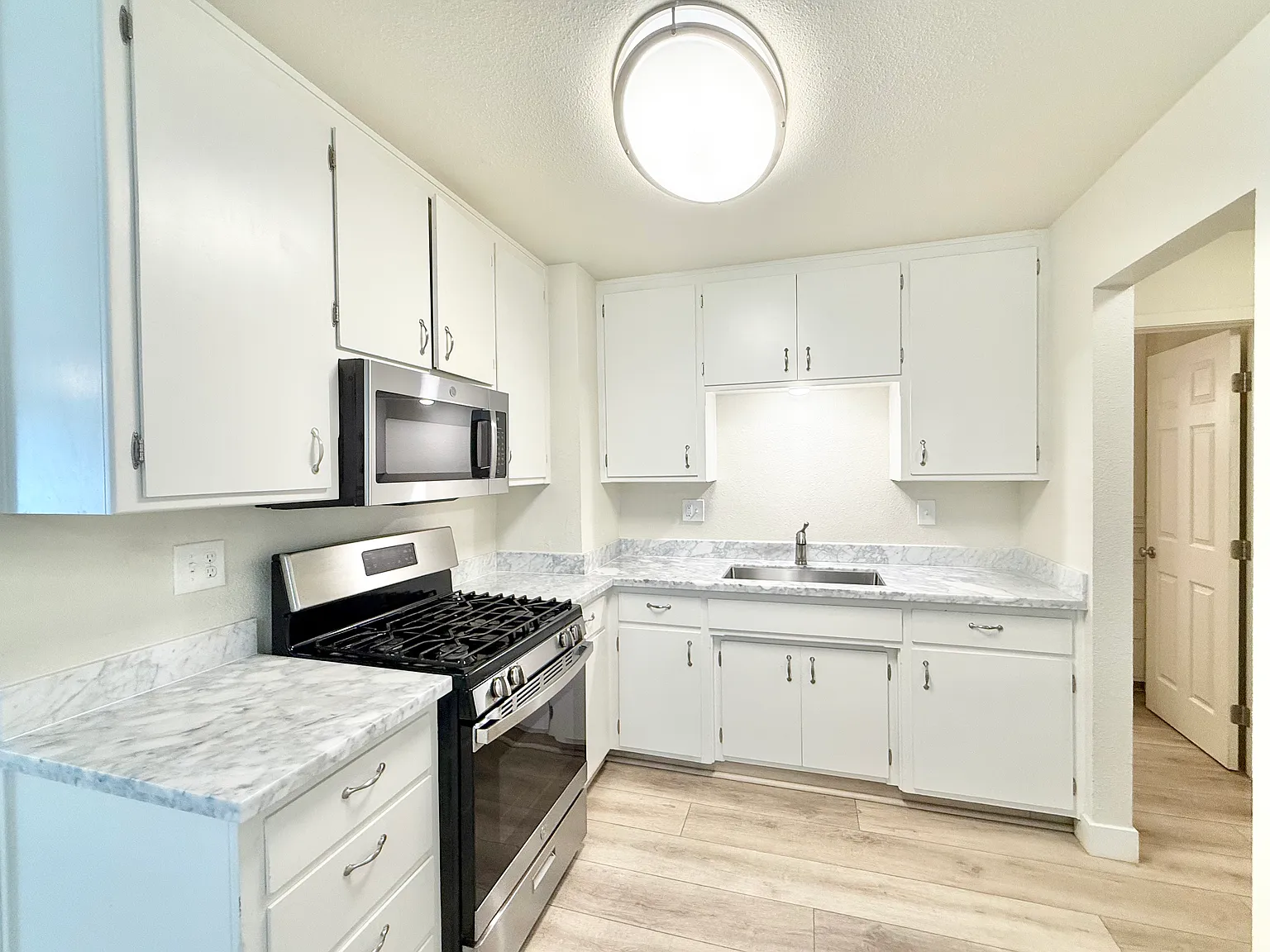 2 bed, 875 sqft, $1,795 — Photo 2