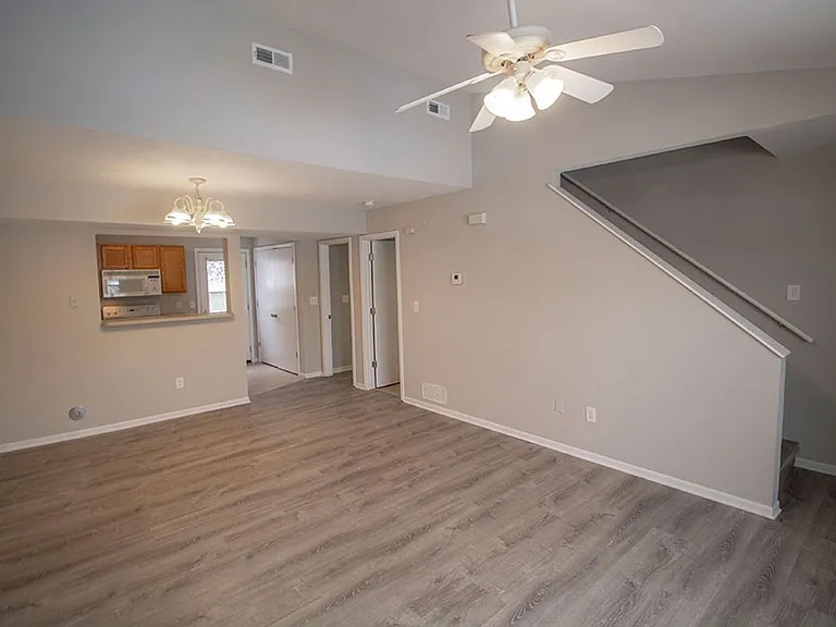 1413 Greensboro Dr — Photo 4