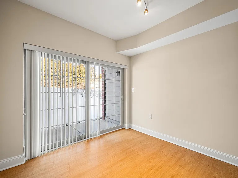 Corner Park Apartments — Photo 10